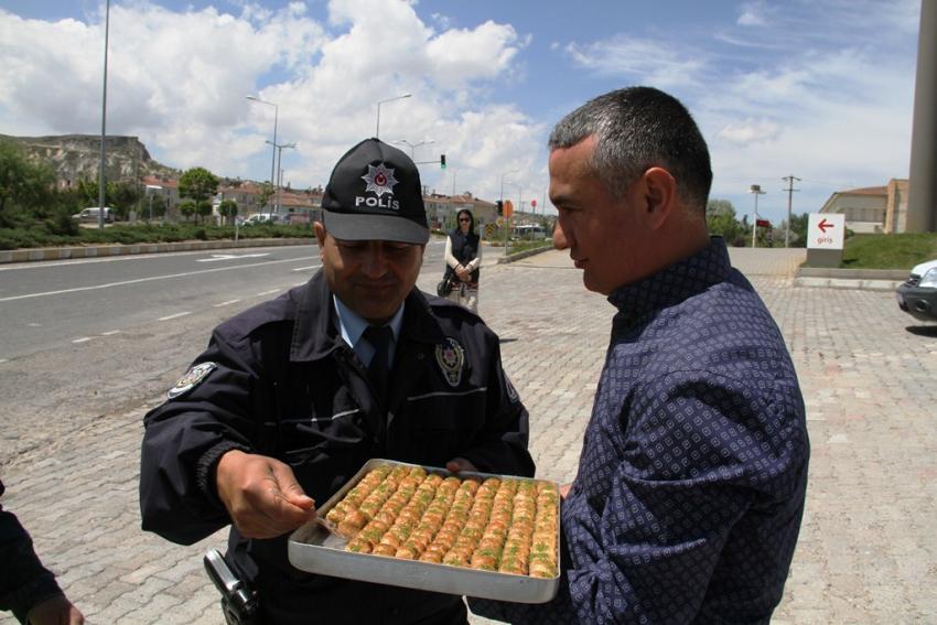Uygulama Noktasındaki Polislere Baklava İkramı 