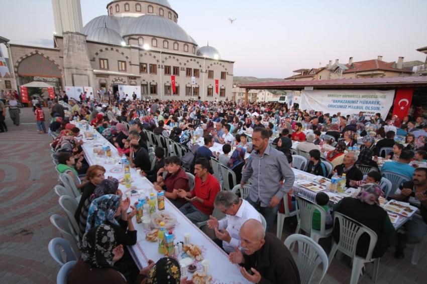 Binlerce İnsan Hep Birlikte İftar Yaptı