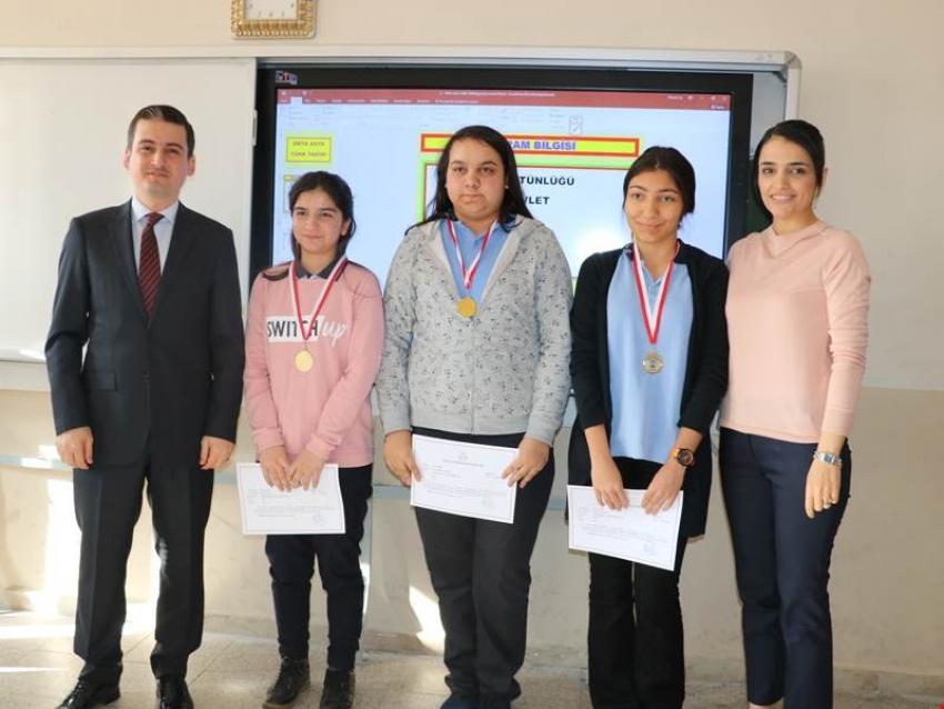En Çok Kitap Okuyan Öğrencilere Madalya Verildi