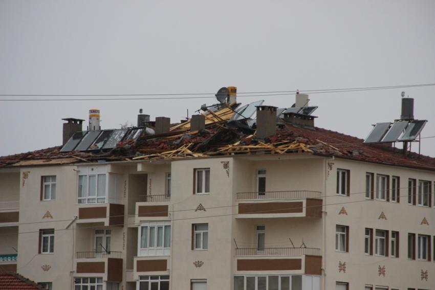 Fırtına Evlerin Çatılarını Uçurdu