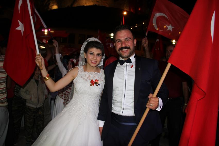 Gelinliği ve Damatlığı İle Demokrasi Nöbetine Katıldılar