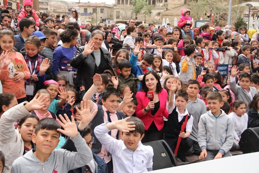 Dünya Çocuklarının Gösterileri Büyük İlgi Gördü