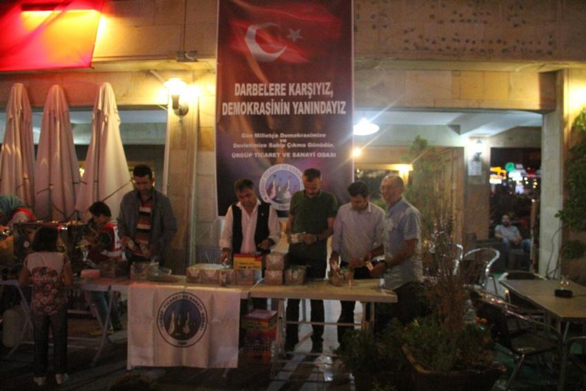 Demokrasi Nöbeti Tutanlara Kek ve Meyve Suyu Dağıtıldı