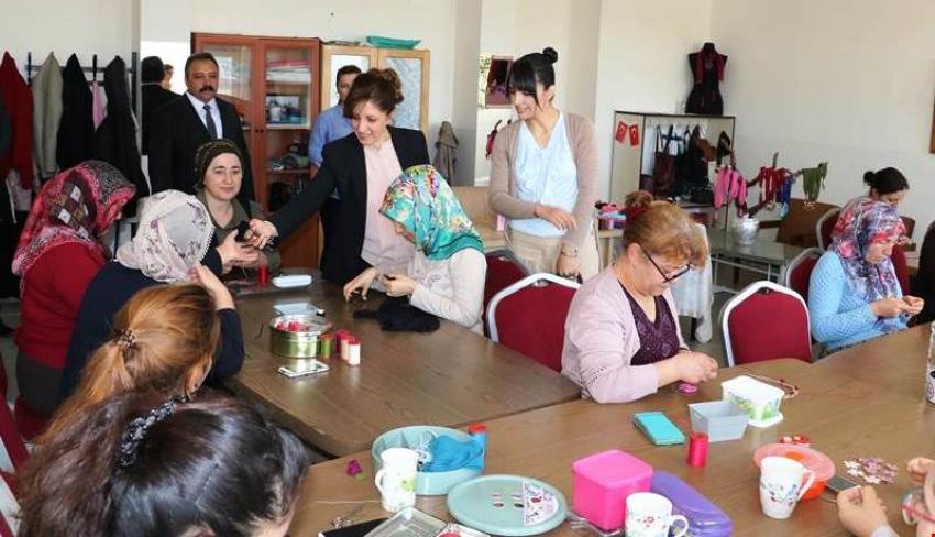 Vali Aktaş ve Kaymakam Maraşlı'nın Eşi Kursları Ziyaret Etti