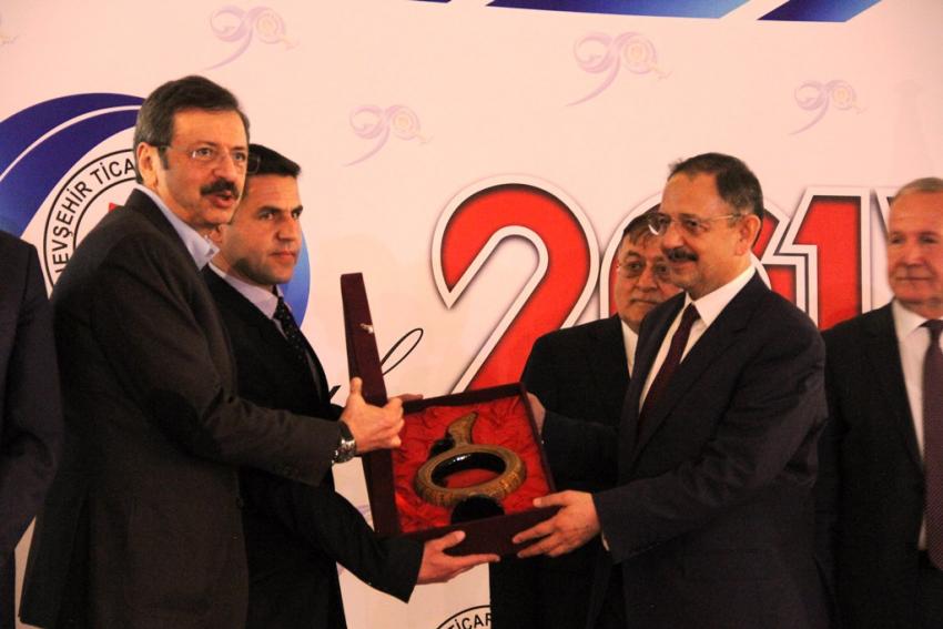 Ticaret Odasından Özhaseki ve Hisarcıklıoğlu'na Hediye Takdim Edildi