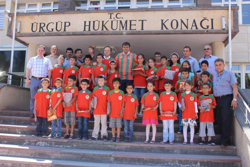 Süper Lige Çıkan Takımdan Öğrencilere Forma Hediyesi