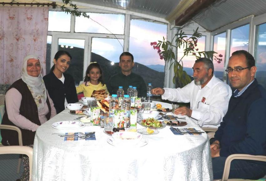 Kaymakam Maraşlı Şehit Özkaya'nın Ailesi İle İftar Yaptı