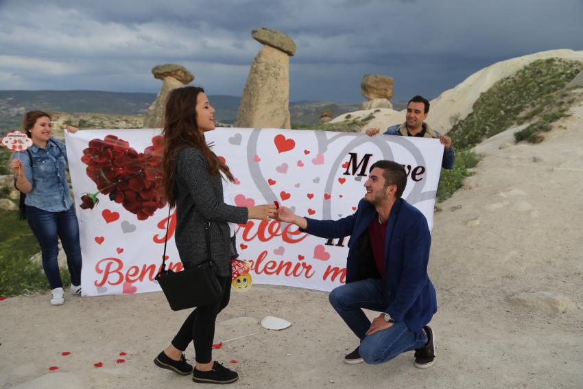 Üç Güzellerde İlginç Evlilik Teklifi