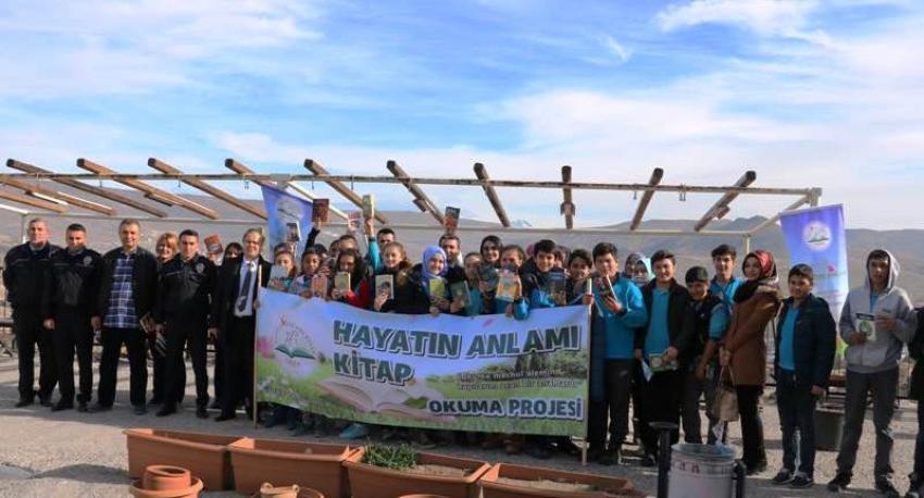 Kaymakam Maraşlı, Ayvalı İlkokulu ve Atatürk Ortaokulu Öğrencileri İle Kitap Okudu