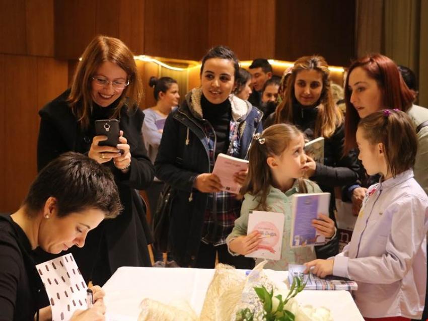 Oyuncu Anne Şermin Yaşar Ürgüp'te Takipcileriyle Buluştu