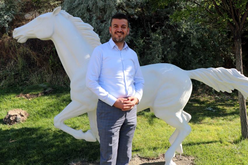 Ürgüp Belediyesi ilçe girişlerine at maketleri yerleştirdi