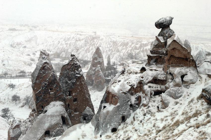 Kapadokya bahar ayında beyaza büründü