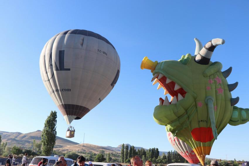 Balon festivalinde gökyüzü şenlendi