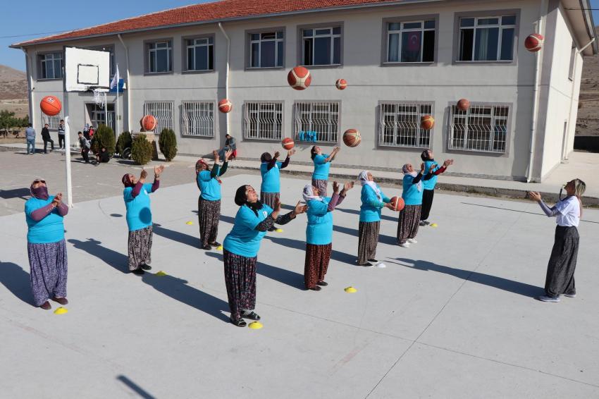 Şalvarlı kadınlar hayatlarında ilk kez basketbol oynadı