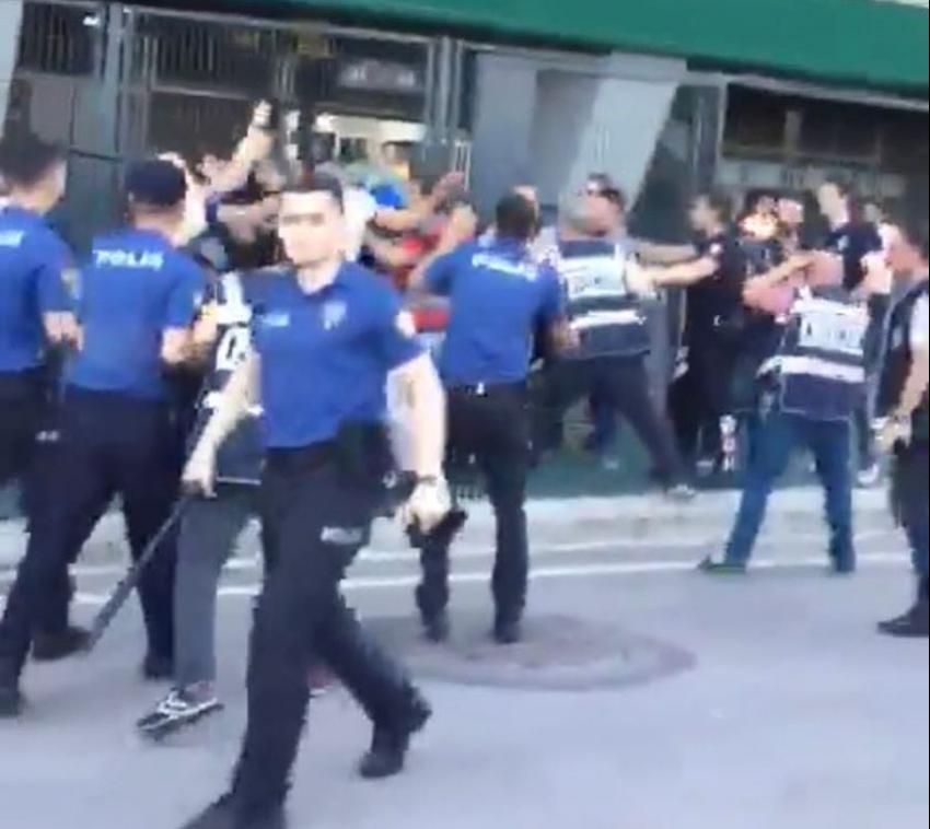 Polisler bir taraftarı dakikalarca copla dövdü Videolu Haber