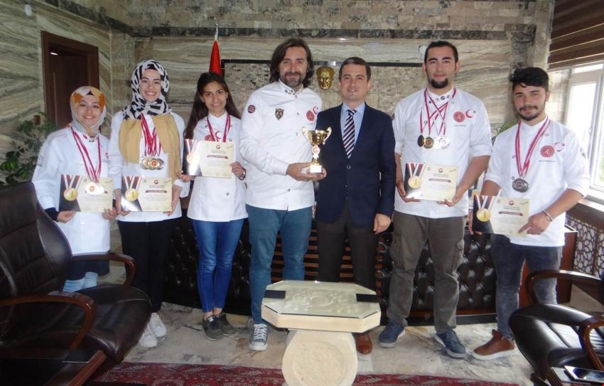 USET'li Aşçılar Gaziantep'ten Birincilik İle Döndü