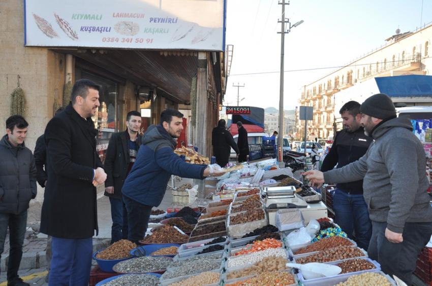 Başkan Adayı Aktürk'ten Pazar Yerinde Esnafa ve Vatandaşlara Pide ve Çay İkramı