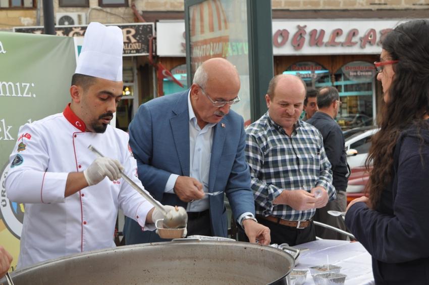 Ürgüp Belediyesi Vatandaşlara Aşure İkramında Bulundu