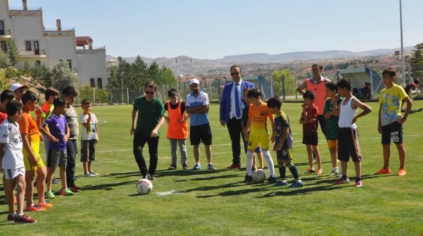 Kaymakam Maraşlı, Futbol Kursu Alan Gençleri Ziyaret Etti