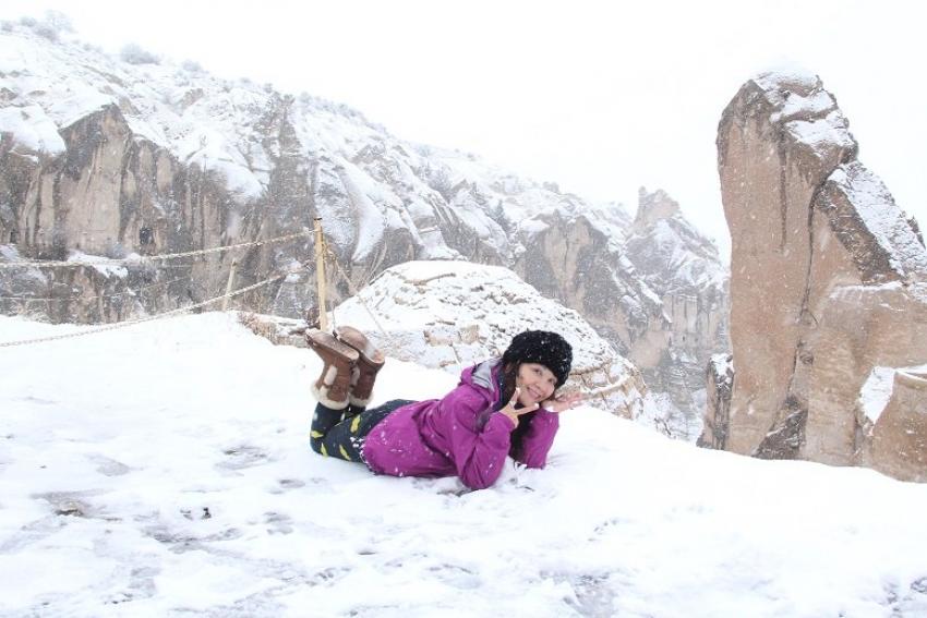Turistler, Kapadokya'da karın keyfini çıkartıyor