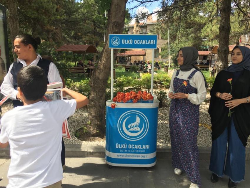 Ülkü Ocakları Annelere Karanfil Hediye Etti