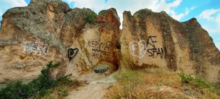 Kapadokya'da peribacalarına yazılan yazılar pes dedirtti