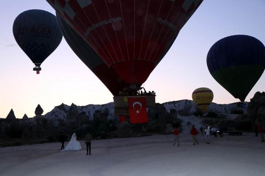Kapadokya’da sıcak hava balonları Türk bayraklarıyla havalandı