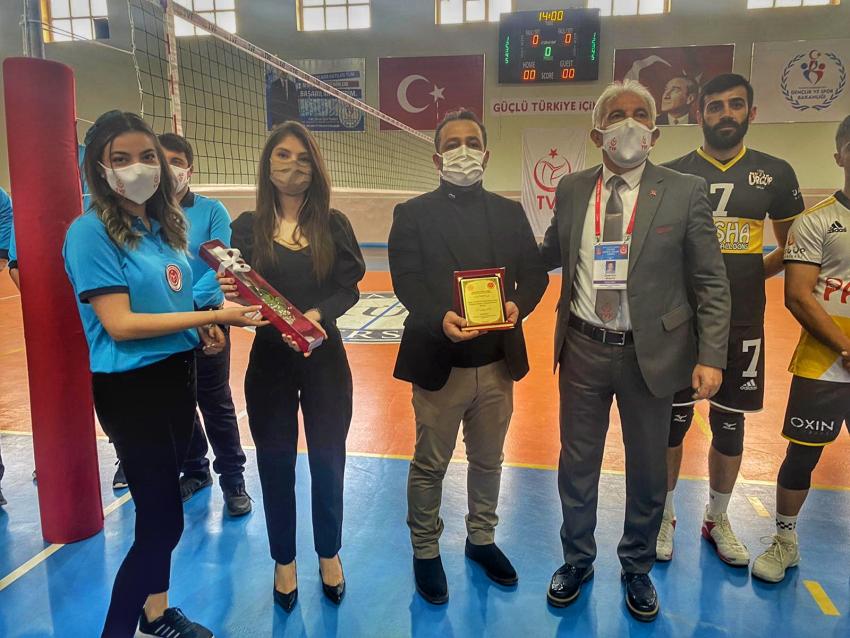 ÜrgüpSpor’un Abisine Teşekkür Plaketi