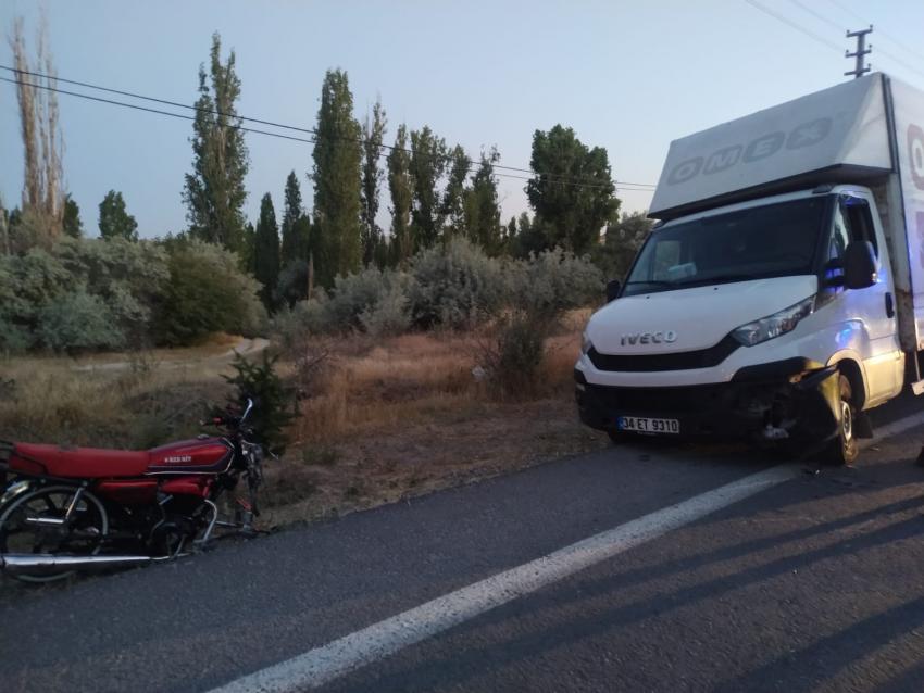 Motosiklet İle Kamyonet Çarpıştı 1 Yaralı