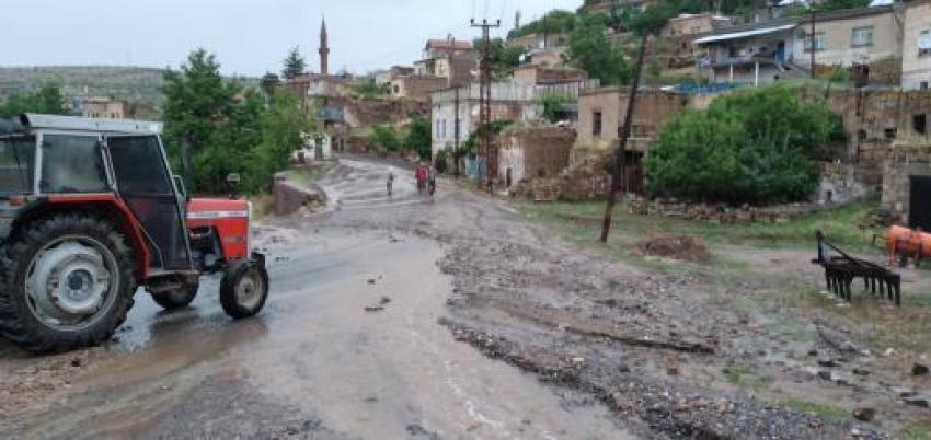 Şiddetli yağış Başdere köyüne zarar verdi