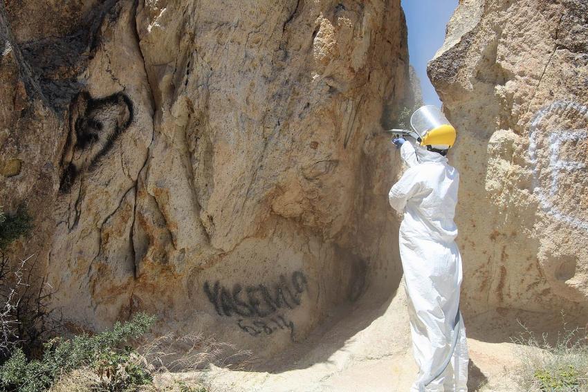 Kapadokya’da peribacaları çirkin yazılardan temizlendi