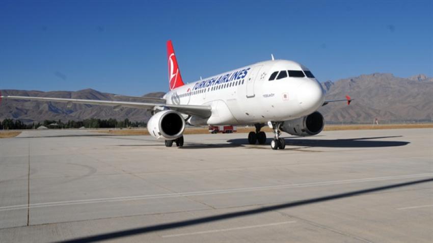Yolcusu rahatsızlanan uçak havalanamadı