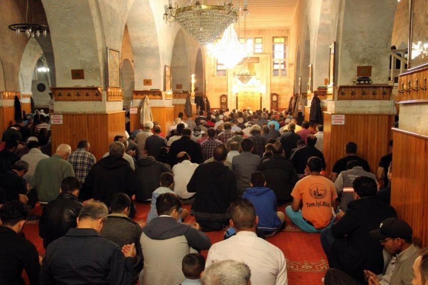 Camiler Doldu, Eller Semaya Kalktı