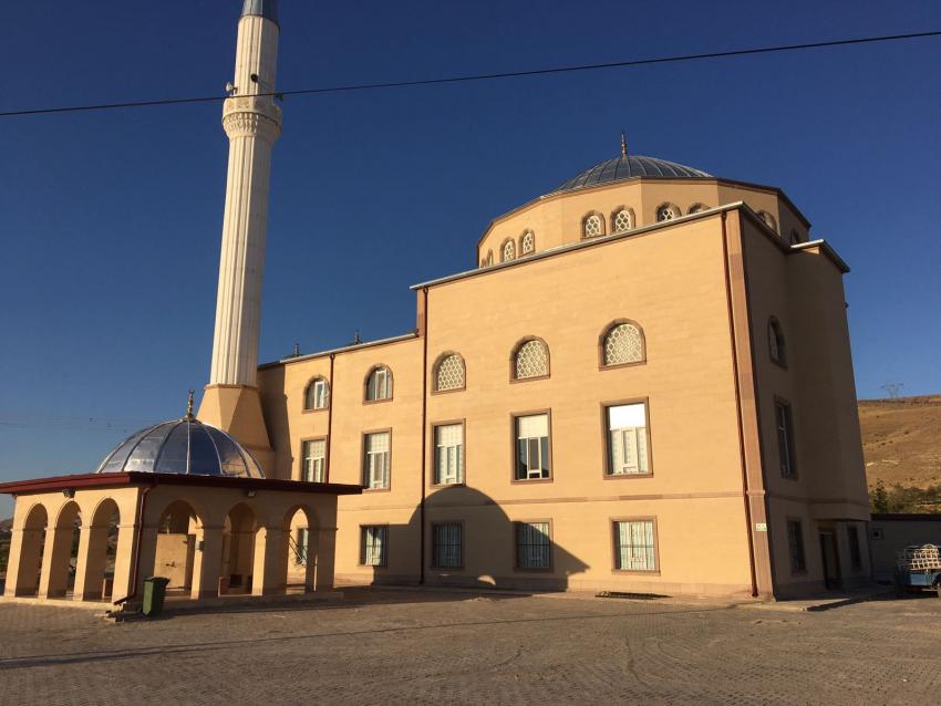 Ahmet Yesevi Camii Bahçesine Kilitli Parke Döşendi