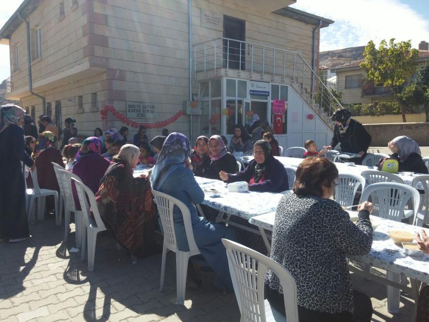 Hadiye Hatun Kuran Kursu Aşure İkramında Bulundu