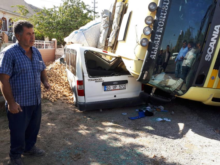 Patates Yüklü Tır Park Halindeki Aracın Üzerine Devrildi