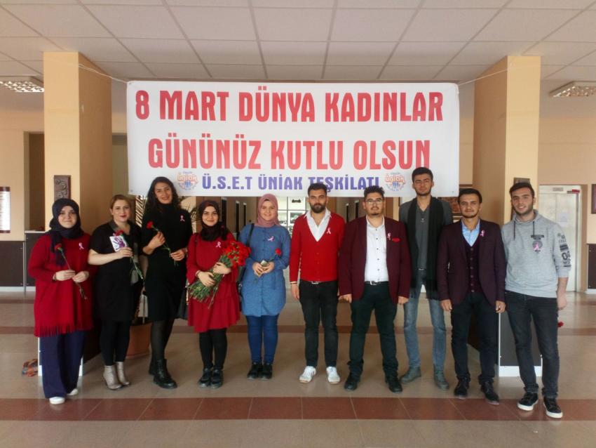 Ürgüp Üset ÜniAk Teşkilatı Karanfil Dağıtarak Kadınlar Gününü Kutladı