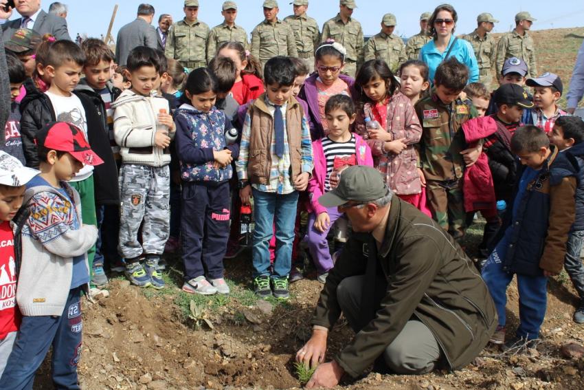 Mehmet Dinler İlkokulu Öğrencileri Fidanları Toprakla Buluşturdu