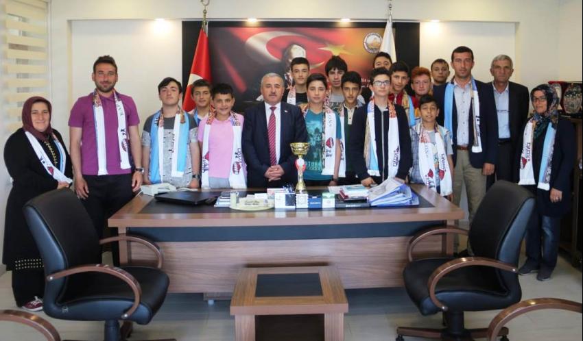 Hentbolun Yıldızları Belediye Başkanı Genç'i Ziyaret Etti