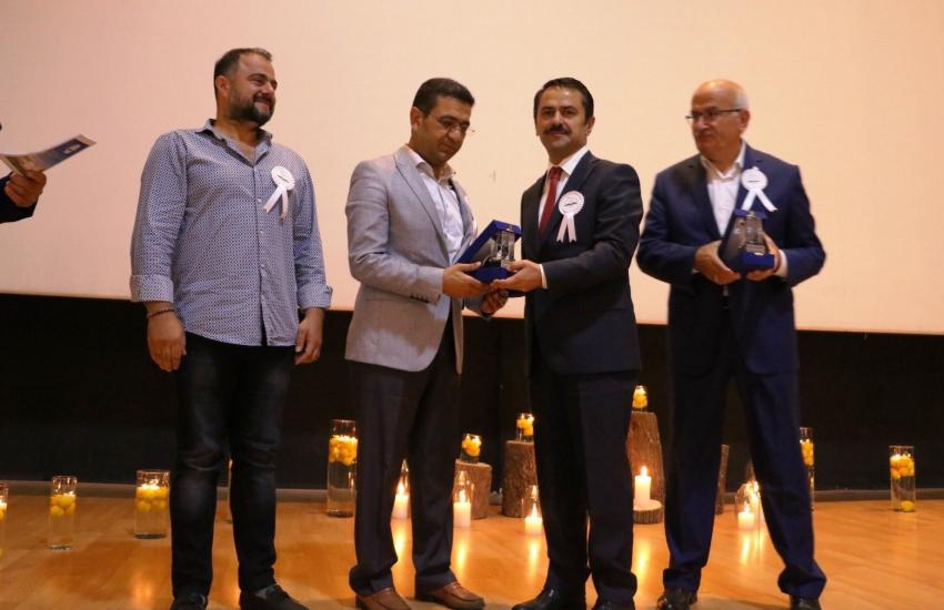 MHP İlçe Başkanı Mustafa Öz'e Plaket Takdim Edildi