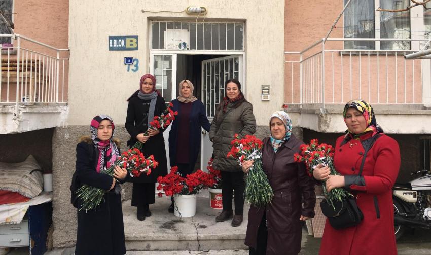Belediye Başkanı Genç, Kadınlar Gününde Karanfil Dağıttı