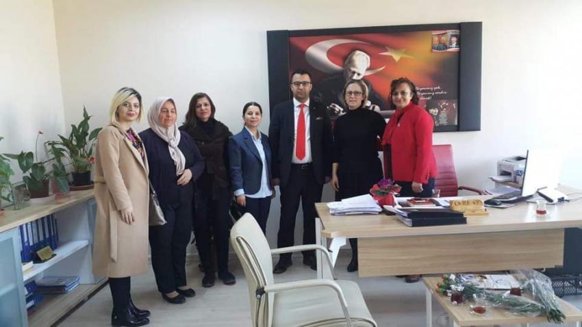MHP Adayı Hasan Erdoğan Kadınlara Karanfil Dağıttı