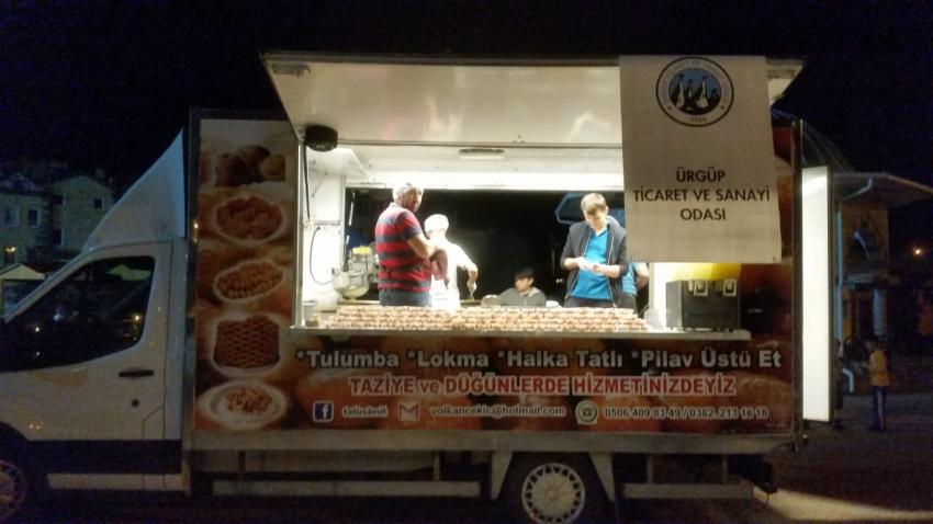 Ticaret Odasından Kadir Gecesi Dolayısıyla Vatandaşlara Lokma ve İçecek İkramı