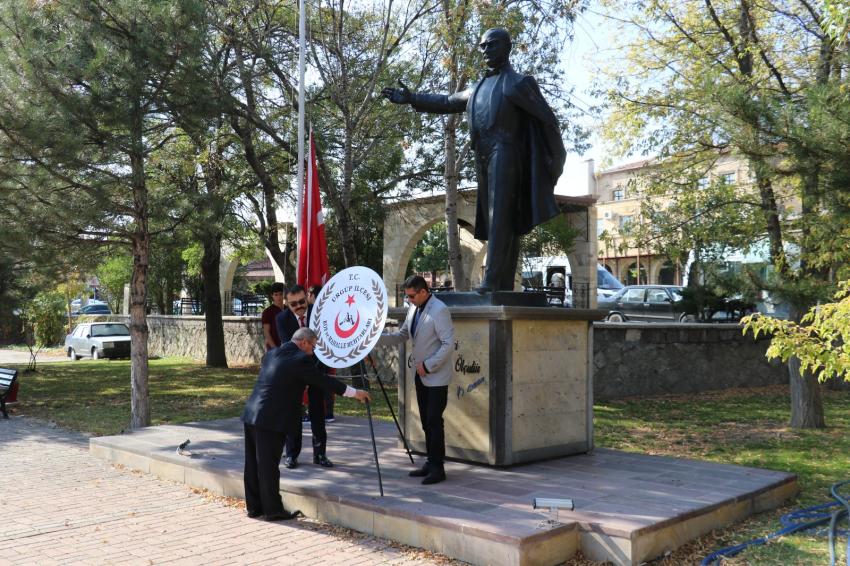 Muhtarlar günü dolayısıyla Atatürk anıtına çelenk sunuldu