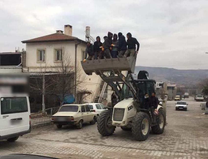 Kepçe Üzerinde Canlarını Hiçe Sayıp Tehlikeli Yolculuk Yaptılar