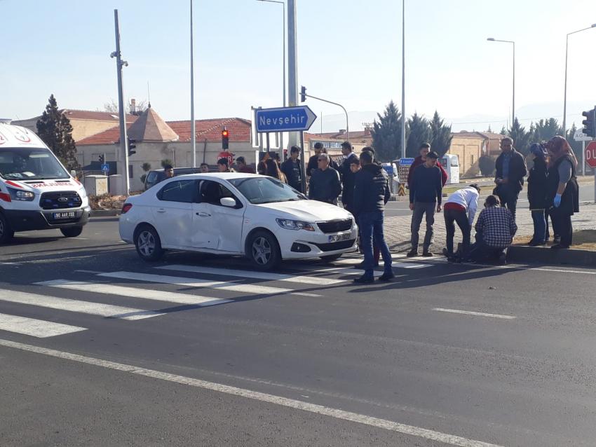 Motosiklet Otomobile Çarptı 3 Yaralı