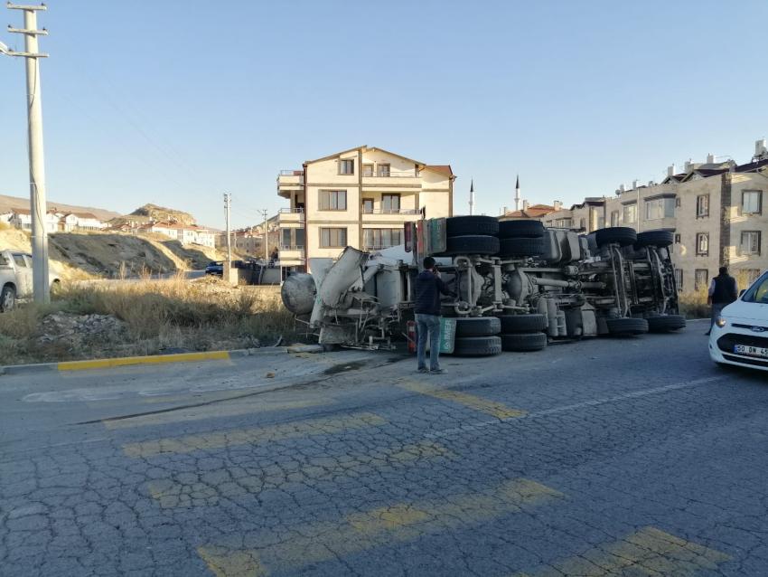 Beton Yüklü Mikser Yan Yattı