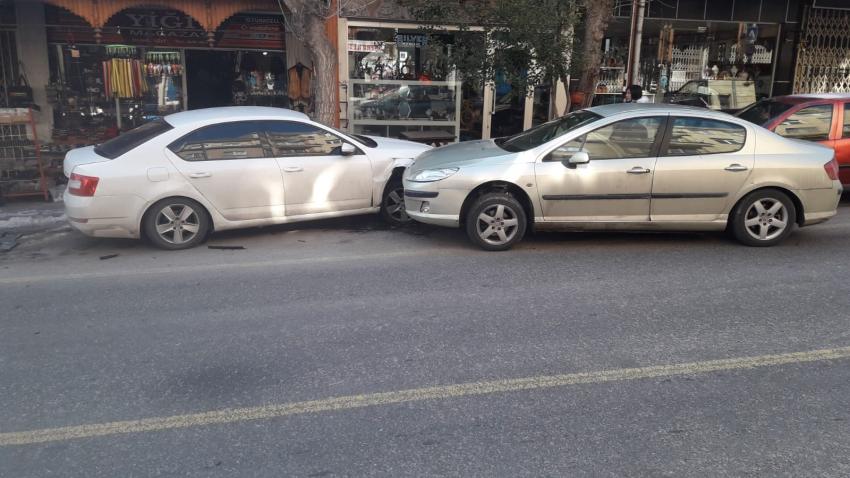 Park Halindeki 3 Otomobile Çarptı
