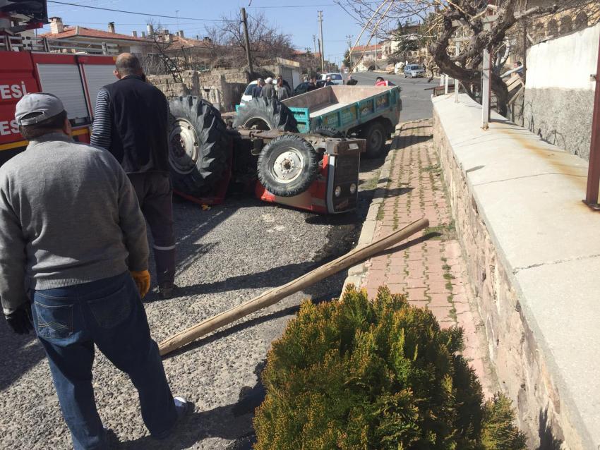 Traktör Devrildi 1’i Ağır 2 Yaralı