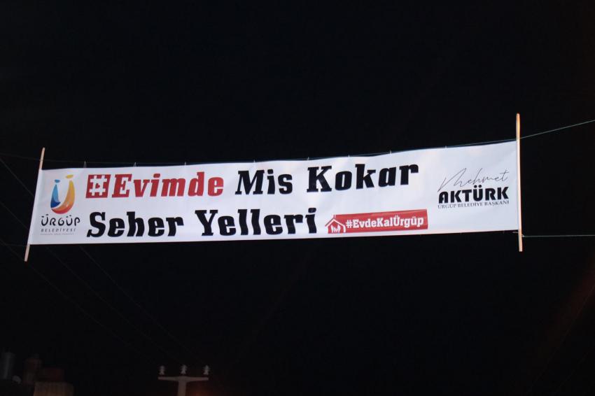 Belediye'den Gülümseten Evde Kal Pankartı